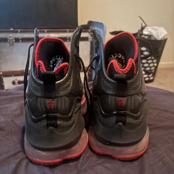 Lebron 19 - Picture 1 of 4